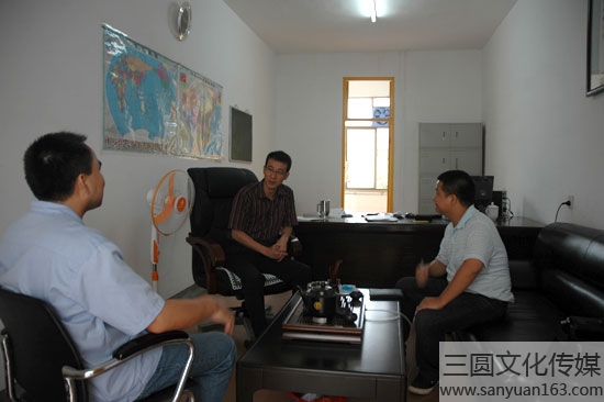 與管理層討論香港參展畫冊設(shè)計(jì)相關(guān)事宜-株洲廣告